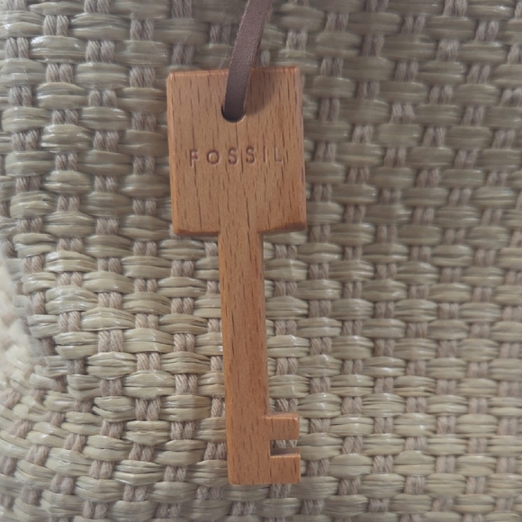 Elegant Tan Woven Fossil Bag with Wooden Handles - Picture 3 of 16